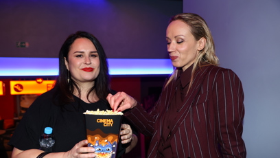 FOTO: Petra Hřebíčková a Petra Polnišová s popcornem.