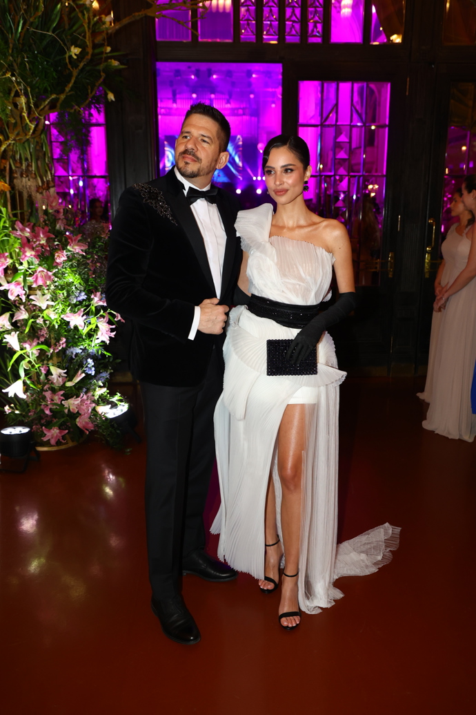 FOTO: Obecní dům se pomalu plní krásnými ženami v originálních róbách. – stránka 177