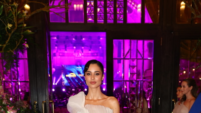 FOTO: Obecní dům se pomalu plní krásnými ženami v originálních róbách.