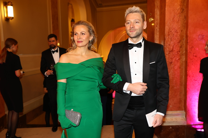 FOTO: Michaela Badinková s fešným doprovodem. – stránka 175