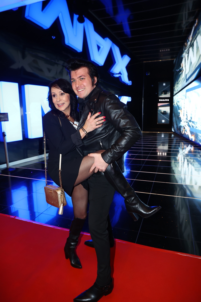 FOTO: Heidi Janků zapózovala s falešným Elvisem. – stránka 8