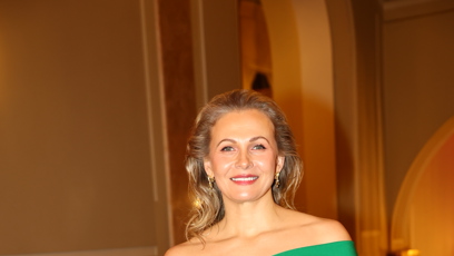 FOTO: Michaela Badinková doplnila šaty o stříbrné psaníčko.