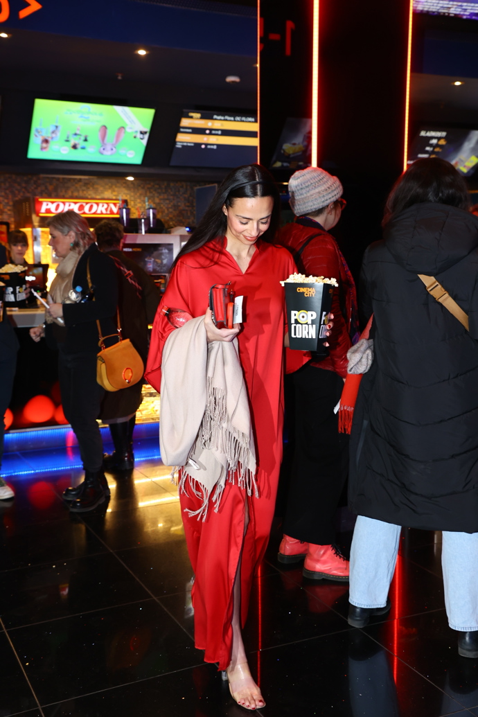 FOTO: Mirka Pikolová zvolila zajímavou obuv. – stránka 4