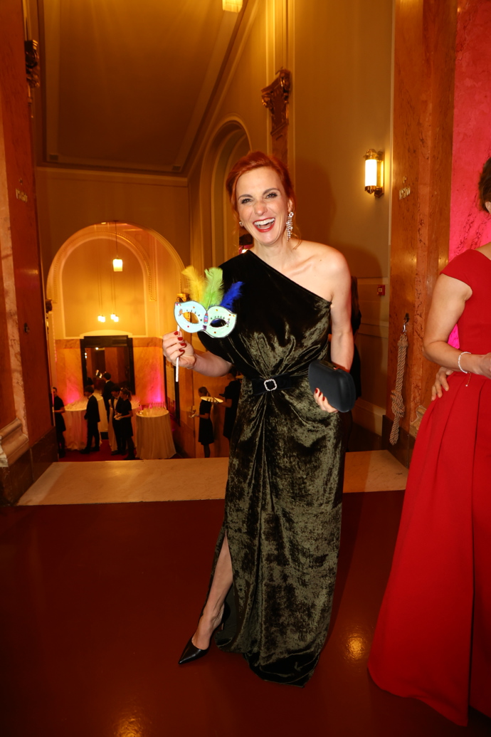 FOTO: Michaela Maurerová se přišla na Česko-Slovenský ples bavit. – stránka 182