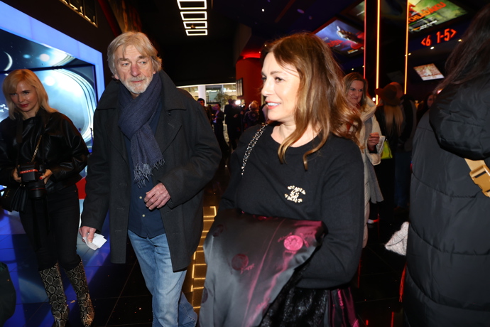 FOTO: Vladimír Kratina na svém půvabném doprovodu mohl oči nechat. – stránka 3