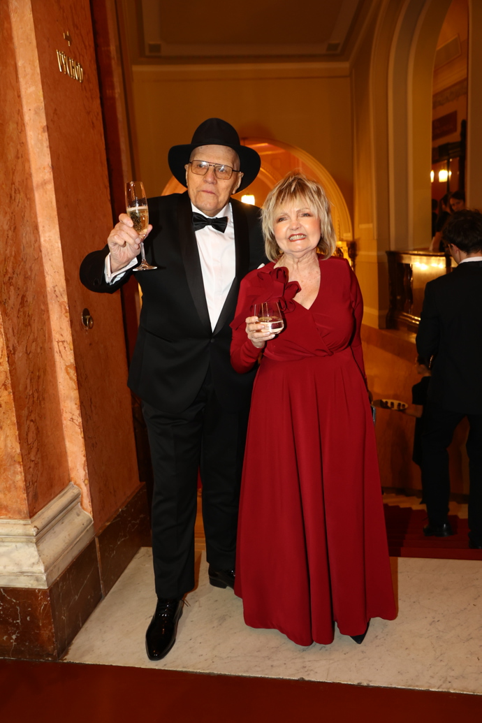 FOTO: Jan Přeučil dorazil na Česko-Slovenský ples spolu se svou ženou Evou Hruškovou. – stránka 6