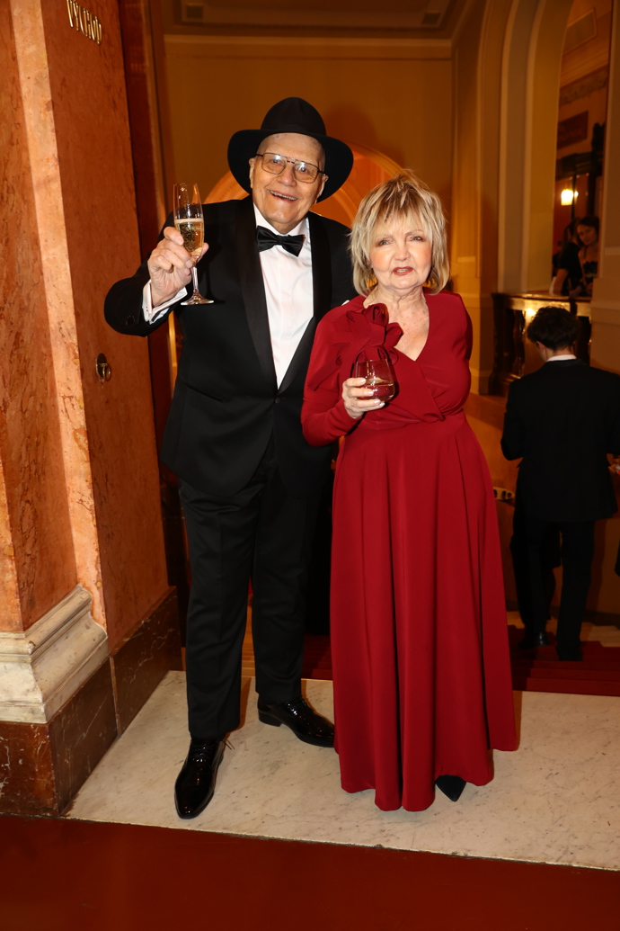 FOTO: Jan Přeučil dorazil na Česko-Slovenský ples spolu se svou ženou Evou Hruškovou. – stránka 5