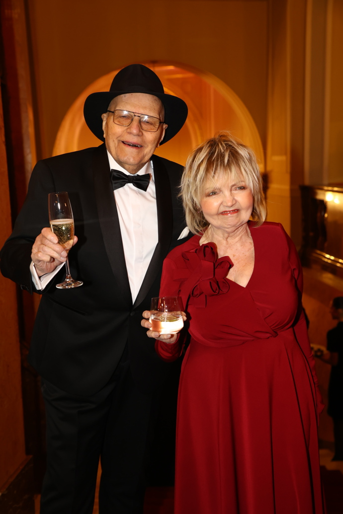 FOTO: Jan Přeučil dorazil na Česko-Slovenský ples spolu se svou ženou Evou Hruškovou. – stránka 4