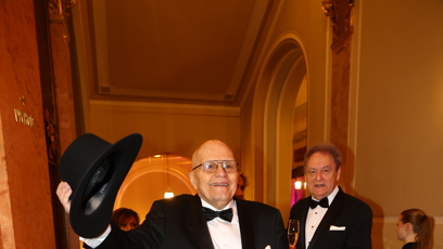 FOTO: Jan Přeučil dorazil v ikonickém klobouku.