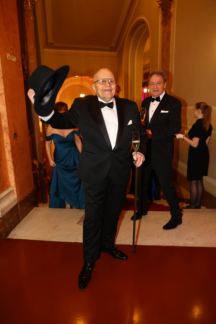 FOTO: Jan Přeučil dorazil v ikonickém klobouku. – stránka 3