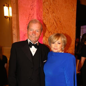 Jana Nagyová v doprovodu svého muže. Herečka vynesla na ples šaty od Martiny Pipkové Loudové.