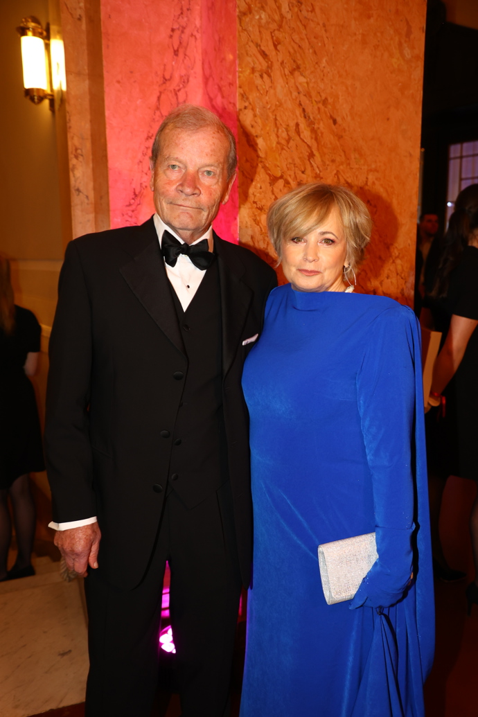 FOTO: Jana Nagyová v doprovodu svého muže. Herečka vynesla na ples šaty od Martiny Pipkové Loudové. – stránka 2