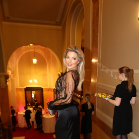 Knoflíčky na zádech jí pomáhal zapínat manžel - a stálo ho to hodně nervů. 