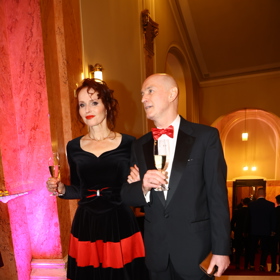 Sára Saudková letos poprvé vyrazila na Česko-Slovenský ples. Doprovod jí dělal gentleman s červeným motýlkem.