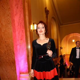 Fotografka oblékla sametové černo-červené šaty. 