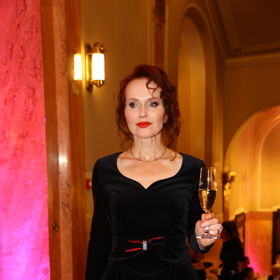 Šaty prý měla Sára ve skříni hezkých 30 let. 