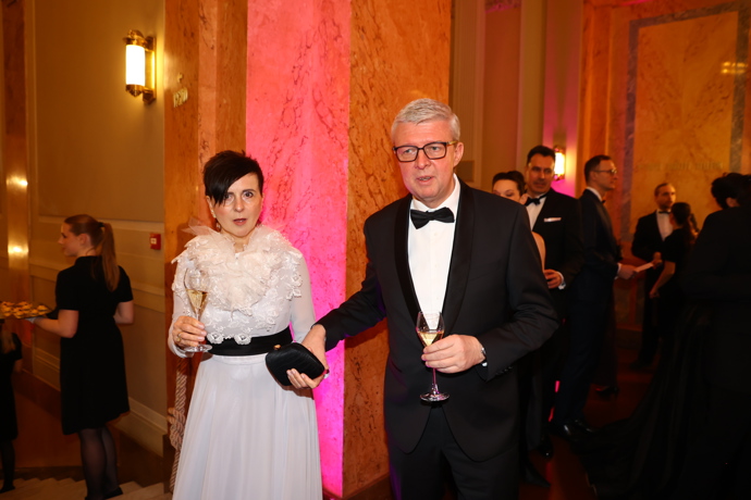 FOTO: Ministr Karel Havlíček vyrazil na ples. – stránka 8