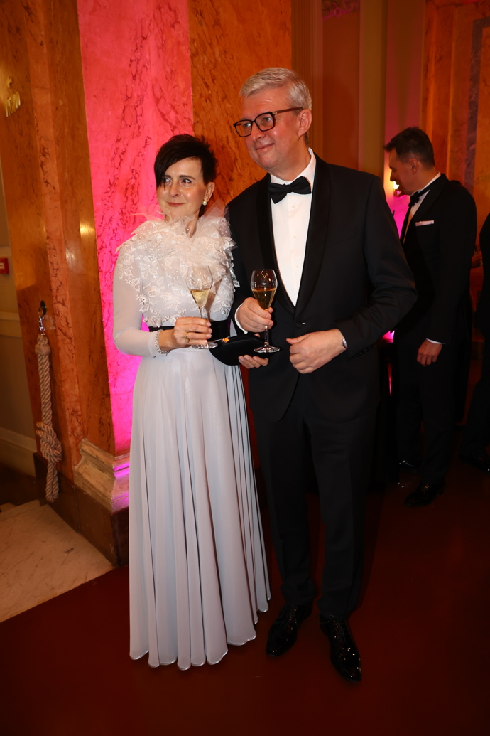 FOTO: Ministr Karel Havlíček v doprovodu své ženy. – stránka 7