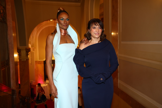 FOTO: Lejla Abbasová po boku návrhářky Martiny Pipkové Loudové. – stránka 74