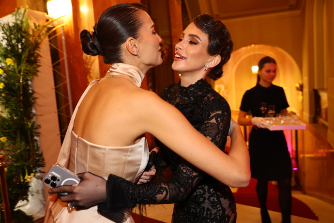 FOTO: Daniela Zálešáková se pozdravila s Karolínou Kopíncovou. – stránka 81