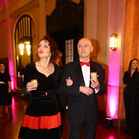 Díky červenému motýlku pánského doprovodu spolu dvojice hezky ladila.