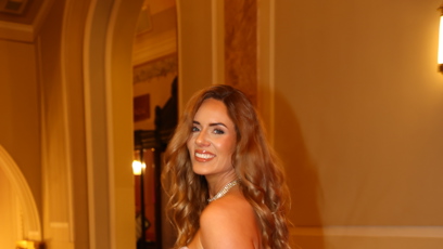 FOTO: Nikol Moravcová vsadila na růžové šaty a peříčkové psaníčko.