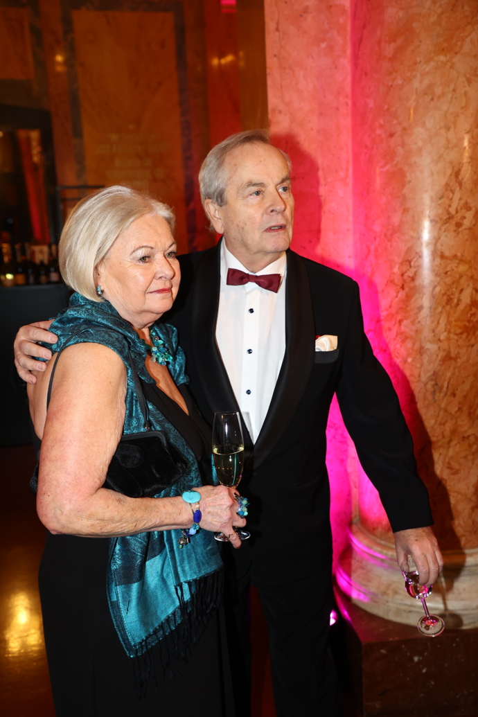 FOTO: Moderátor Alexander Hemala s manželkou. – stránka 1