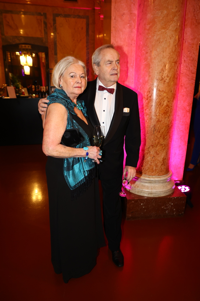 FOTO: Moderátor Alexander Hemala s manželkou.