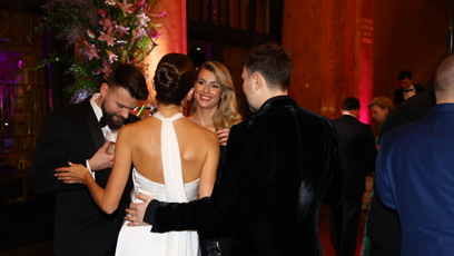 FOTO: Andreu Bezděkovou držel za pas neznámý muž.