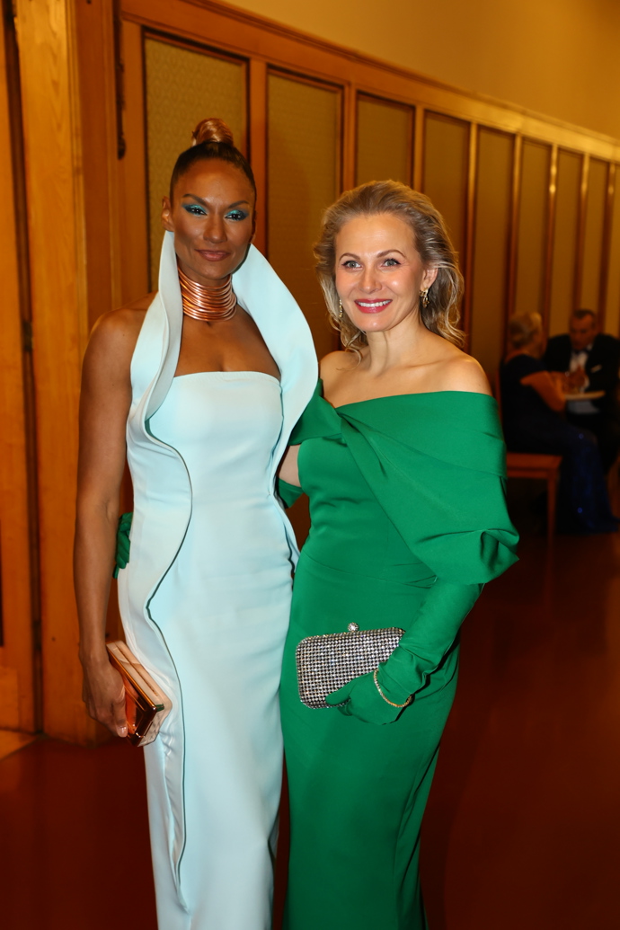 FOTO: Herečka Michaela Badinková s Lejlou Abbasovou. – stránka 51