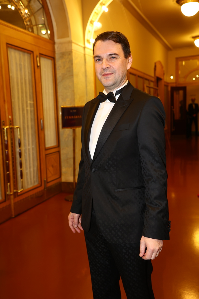 FOTO: Česko-Slovenský ples si nenechal ujít ministr Petr Macinka. – stránka 49