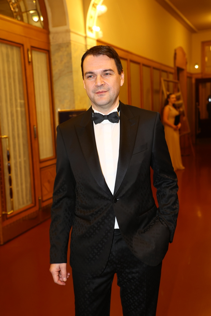 FOTO: Česko-Slovenský ples si nenechal ujít ministr Petr Macinka. – stránka 48