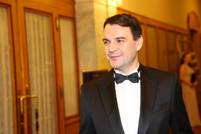 FOTO: Česko-Slovenský ples si nenechal ujít ministr Petr Macinka. – stránka 46