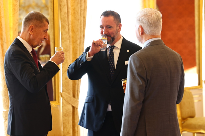 FOTO: Igor Červený  si připíjí po svém jmenování. – stránka 3