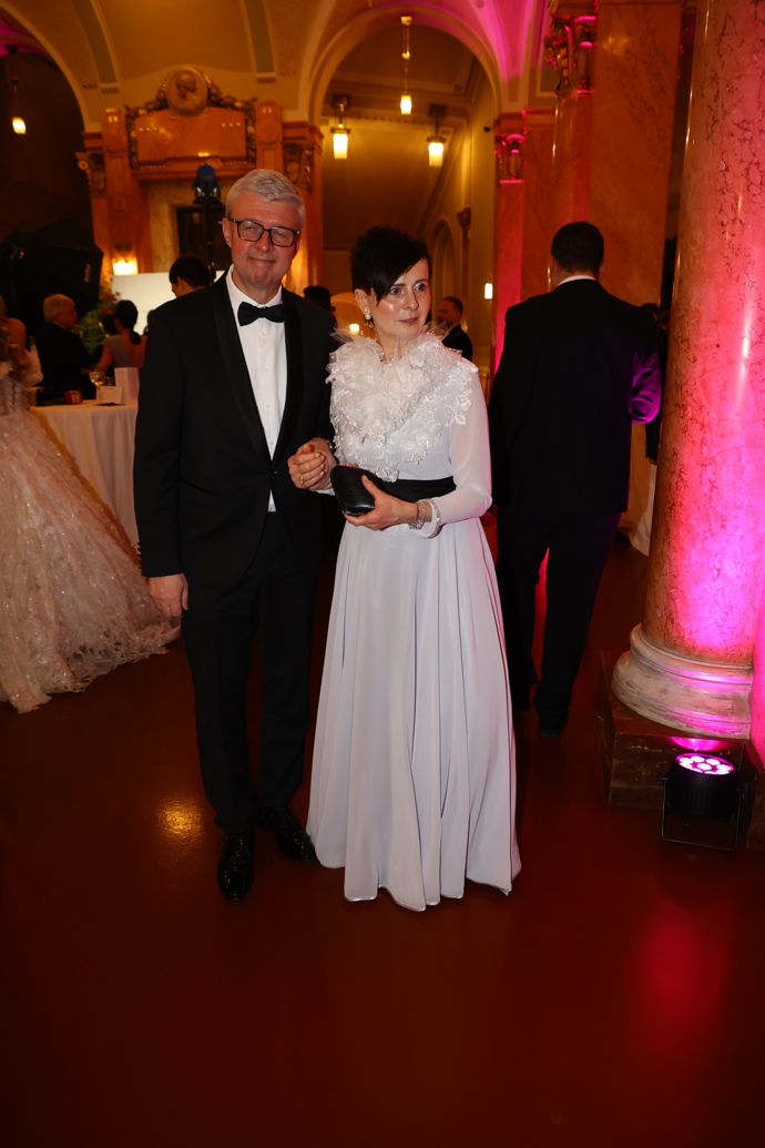 FOTO: Ministr Karel Havlíček se svou paní. – stránka 6