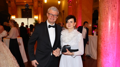FOTO: Ministr Karel Havlíček si s manželkou ples užívá.