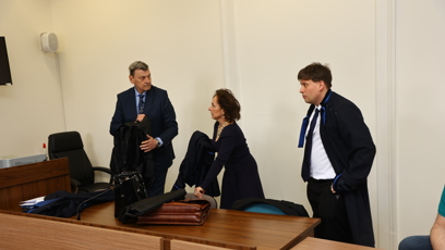 FOTO: Zástupci obhajoby u soudu s Petrem Malým a Silvií Řehákovou.