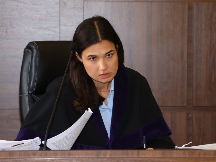 FOTO: Soudkyně během procesu se Silvií Řehákovou a Petrem Malým. – stránka 1