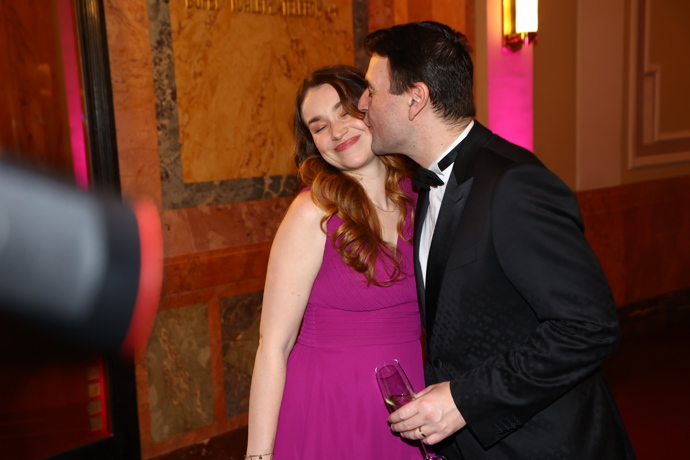 FOTO: Petr Macinka se nebránil se svou manželkou něžnostem. – stránka 35