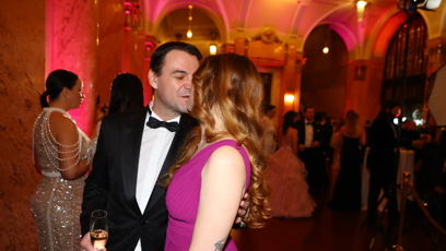 FOTO: Petr Macinka se tulil ke své manželce.