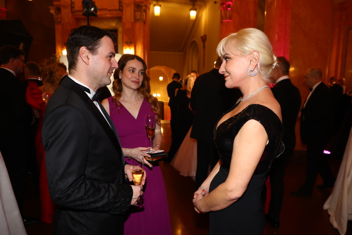 FOTO: Petr Macinka si nenechal ujít Česko-Slovenský ples. – stránka 30