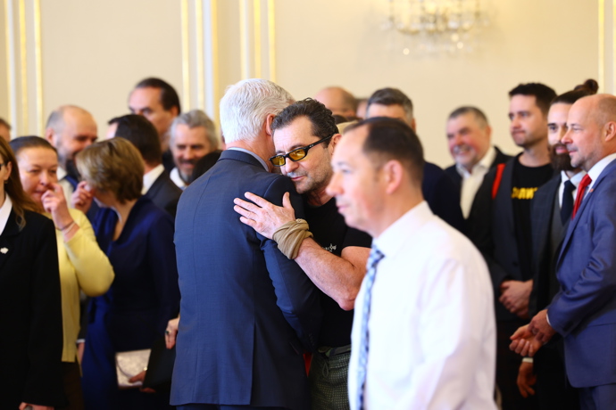 FOTO: Ondřej Vetchý se zdraví s Petrem Pavlem. – stránka 1