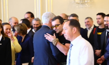 Ondřej Vetchý se zdraví s Petrem Pavlem.