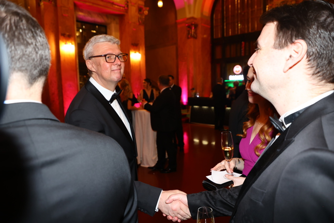 FOTO: Petr Macinka se vítá s Karlem Havlíčkem. – stránka 4