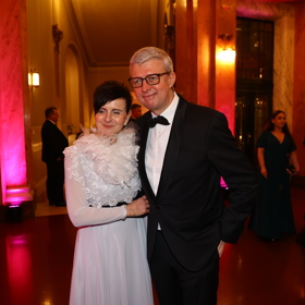 Karel Havlíček na plese po boku své půvabné manželky.