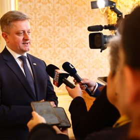 Velvyslanec Ukrajiny Vasyl Zvaryč odpovídá novinářům.