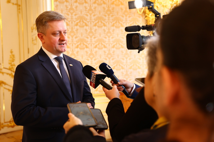 FOTO: Velvyslanec Ukrajiny Vasyl Zvaryč odpovídá novinářům. – stránka 1