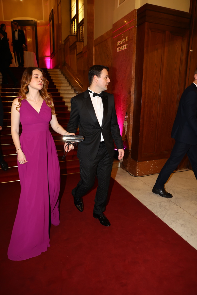 FOTO: Petr Macinka odchází ze Česko-Slovenského plesu. – stránka 24