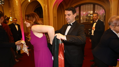 FOTO: Petr Macinka pomohl své manželce do kabátu.