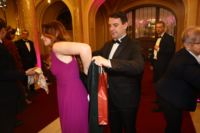 FOTO: Petr Macinka pomohl své manželce do kabátu. – stránka 22